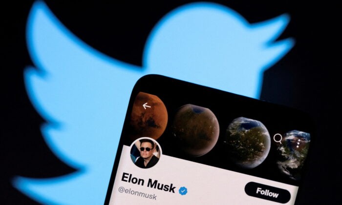 Аккаунт Илона Маска в Twitter на смартфоне перед логотипом Twitter на фотографии от 15 апреля 2022 года. Фото: Dado Ruvic/Illustration/Reuters