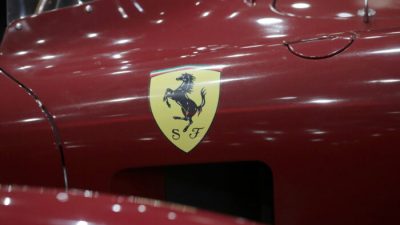 Логотип производителя спортивных автомобилей Ferrari на выставке в Монако, 3 декабря 2018 года. (Eric Gaillard/Reuters)