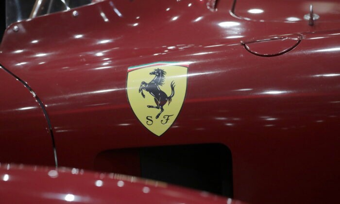 Логотип производителя спортивных автомобилей Ferrari на выставке в Монако, 3 декабря 2018 года. (Eric Gaillard/Reuters)