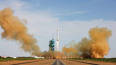 Ракета «Великий поход-2F» с китайским пилотируемым космическим кораблём «Шэньчжоу-10» стартует с площадки в центре запуска спутников Цзюцюань 11 июня 2013 года в городе Цзюцюань, провинция Ганьсу, Китай. Фото: ChinaFotoPress/ GettyImages
