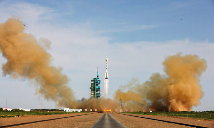 Ракета «Великий поход-2F» с китайским пилотируемым космическим кораблём «Шэньчжоу-10» стартует с площадки в центре запуска спутников Цзюцюань 11 июня 2013 года в городе Цзюцюань, провинция Ганьсу, Китай. Фото: ChinaFotoPress/ GettyImages
