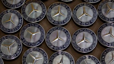 Логотипы Mercedes-Benz видны на сборочном заводе компании в Чакане, недалеко от Пуны, Индия, 11 июня 2015 года. (Danish Siddiqui/Reuters)