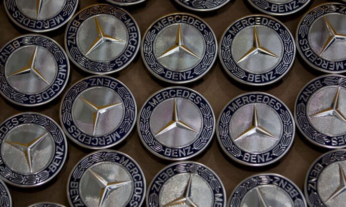 Логотипы Mercedes-Benz видны на сборочном заводе компании в Чакане, недалеко от Пуны, Индия, 11 июня 2015 года. (Danish Siddiqui/Reuters)