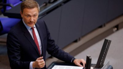 Министр финансов Германии КристианЛинднер выступает на заседании по бюджету в Бундестаге, Берлин, 22 марта 2022 г. Фото: MicheleTantussi/Reuters
