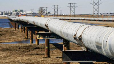 Транзитный нефтепровод проходит через тундру к перекачивающей станции на нефтяном месторождении Прадхо-Бей на северном склоне Аляски. Фото: AlGrillo, File/APPhoto