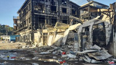 Разграбленная улица в китайском квартале Хониары, Соломоновы острова, 27 ноября 2021 года. Фото: Piringi Charley/AP Photo