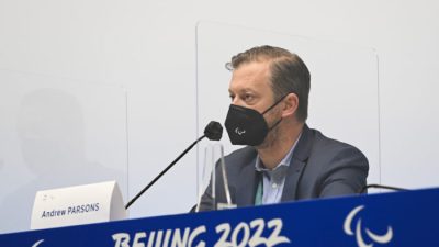 Президент Международного паралимпийского комитета (МПК) Эндрю Парсонс выступает на пресс-конференции МПК в Пекине 3 марта 2022 года. (Zhe Ji/Getty Images for IPC)