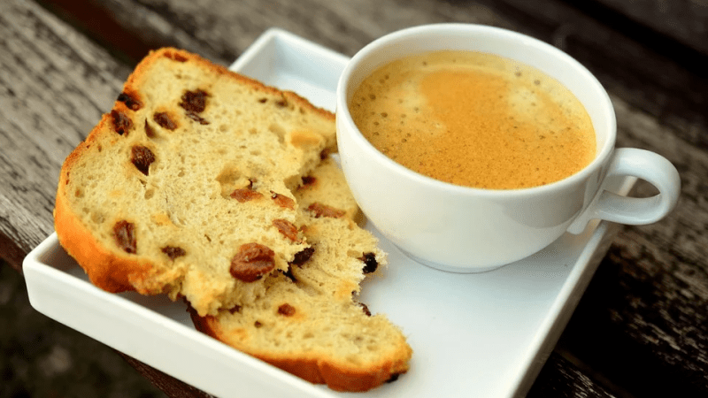 Фото: pixabay.com/photos/coffee-bread-food-snack-pastry-842020/ License     