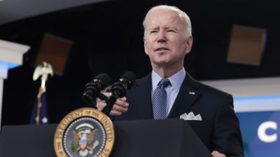 Президент Джо Байден выступает с речью о COVID-19 в США в аудитории Южного суда в Вашингтоне 30 марта 2022 года. (Anna Moneymaker/Getty Images)
