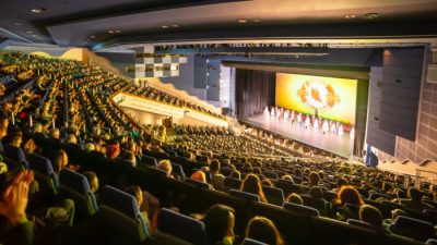 Shen Yun Performing Arts начинают своё выступление в ICC в Бирмингеме, Великобритания, 2 апреля 2022 г. (NTD) 