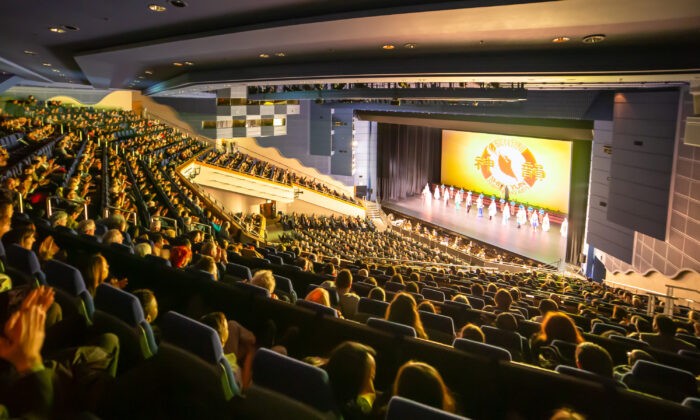 Shen Yun Performing Arts начинают своё выступление в ICC в Бирмингеме, Великобритания, 2 апреля 2022 г. (NTD) 