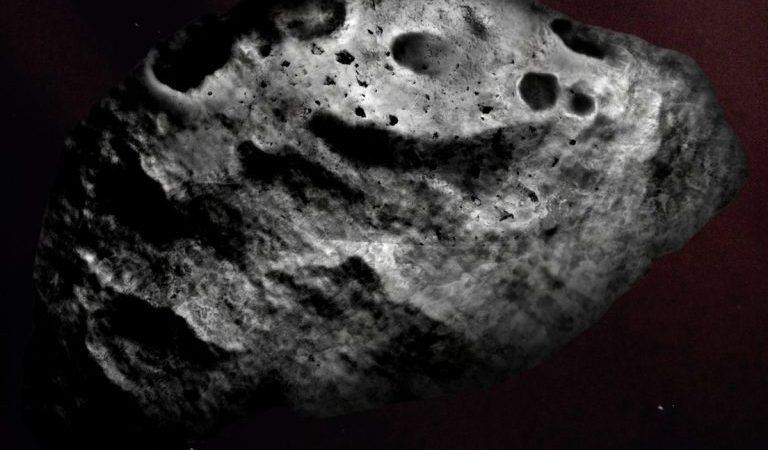 Огромная комета Комета C/2014 UN271 может достигать 85 миль в поперечнике. Фото: Zena Levy (STScI) via NASA, ESA