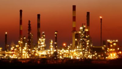 Дымовые трубы нефтеперерабатывающего завода Total Grandpuits после захода солнца к юго-востоку от Парижа, Франция, 1 марта 2021 года. (Christian Hartmann/Reuters)