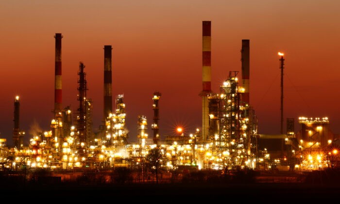 Цена на нефть снижается из-за опасений по поводу сокращения спроса в Китае Дымовые трубы нефтеперерабатывающего завода Total Grandpuits после захода солнца к юго-востоку от Парижа, Франция, 1 марта 2021 года. (Christian Hartmann/Reuters)