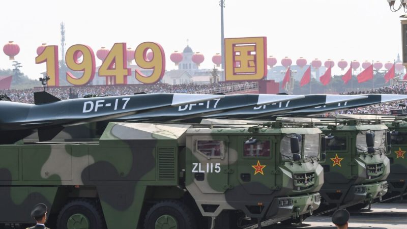 Китайские военные машины с ракетами DF-17 участвуют в военном параде на площади Тяньаньмэнь в Пекине, Китай, 1 октября 2019 года. Фото: Greg Baker/AFP via Getty Images