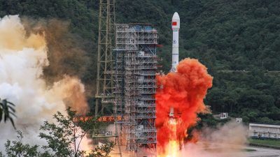 Ракета LongMarch 3B со спутником Beidou-3 GEO 3 стартует с космодрома Сичан в Сичане, провинция Сычуань на юго-западе Китая, 23 июня 2020 года. (STR/AFP via Getty Images) 