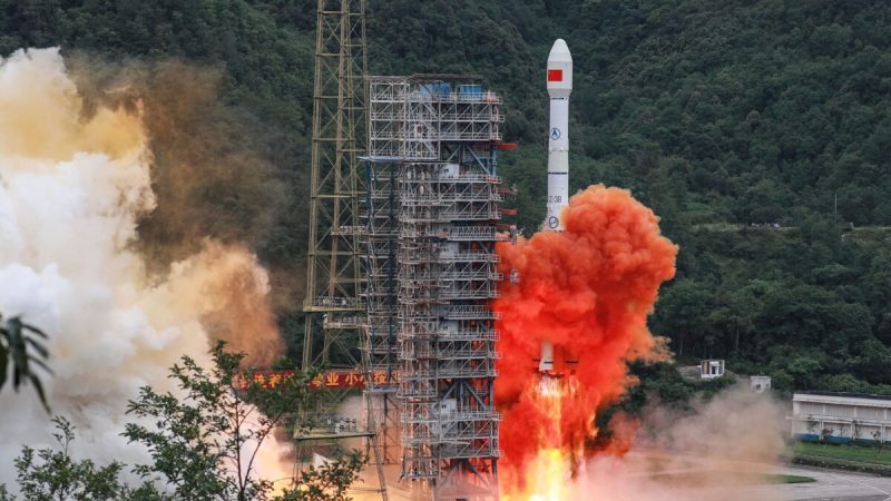 Ракета LongMarch 3B со спутником Beidou-3 GEO 3 стартует с космодрома Сичан в Сичане, провинция Сычуань на юго-западе Китая, 23 июня 2020 года. (STR/AFP via Getty Images) 