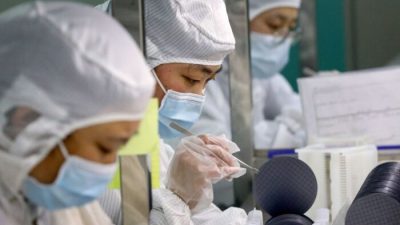 Сотрудники производят микросхемы на заводе Jiejie Semiconductor Company в Наньтуне, провинция Цзянсу на востоке Китая, 17 марта 2021 года. (STR/AFP via Getty Images)