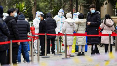Жители стоят в очереди, чтобы сдать анализы на COVID-19 в Сучжоу, Китай, 16 февраля 2022 года. (STR/AFP via Getty Images)