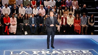 Эммануэль Макрон выступает в телепрограмме «Франция перед лицом войны», прошедшей на телеканале TF1 14 февраля 2022 г. (LUDOVIC MARIN/POOL/AFP via Getty Images)
