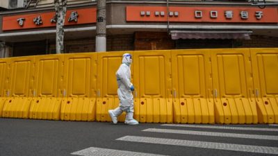 Ограждение отделяет улицу от зданий в закрытом районе Цзинъань в Шанхае, 30 марта 2022 года. Фото: Hector Retamal/AFP via Getty Images 