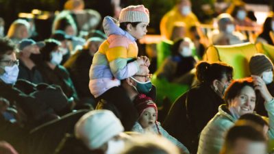 Представители общественности наблюдают за результатами голосования по выбору хозяина Олимпиады 2032 года, которое транслируется из Токио, на Олимпийской площадке в Брисбене, Австралия, 21 июля 2021 года. (Albert Perez/Getty Images)