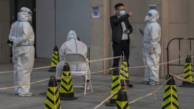 Полигон массового тестирования для предотвращения COVID-19 в офисном здании в Пекине 14 марта 2022 года. Фото: Kevin Frayer/Getty Images
