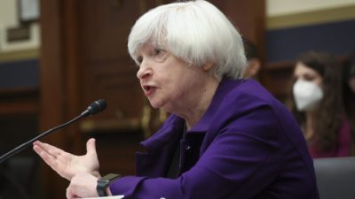 Министр финансов США Джанет Йеллен даёт показания перед комитетом Палаты представителей по финансовым услугам в Вашингтоне 6 апреля 2022 года. Фото: Win McNamee/Getty Images