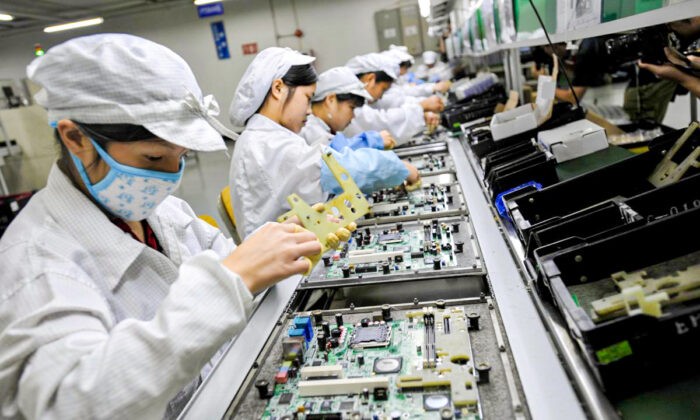 Закрытие заводов Foxconn в Китае угрожает цепочке поставок Apple Китайские рабочие собирают электронные компоненты на заводе тайваньского технологического гиганта Foxconn в городе Шэньчжэне, провинция Гуандун, Китай, 26 мая 2010 года. (AFP/AFP/Getty Images)