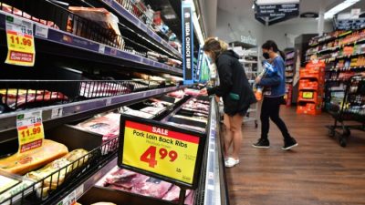 Люди делают покупки в продуктовом магазине в Монтерей-Парке, Калифорния, 12 апреля 2022 года. (FREDERIC J. BROWN/AFP via Getty Images)