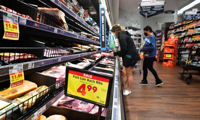 Люди делают покупки в продуктовом магазине в Монтерей-Парке, Калифорния, 12 апреля 2022 года. (FREDERIC J. BROWN/AFP via Getty Images)