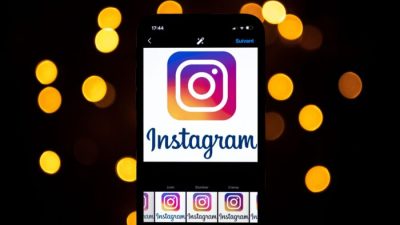 Логотип социальной сети Instagram** на смартфоне в Тулузе, Франция, 28 сентября 2020 года. (Lionel Bonaventure/AFP/Getty Images)