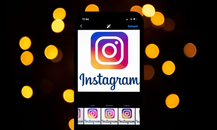 Логотип социальной сети Instagram** на смартфоне в Тулузе, Франция, 28 сентября 2020 года. (Lionel Bonaventure/AFP/Getty Images)