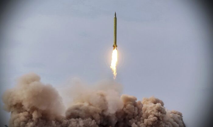 Иранская военизированная гвардия провела учения 16 января 2021 года, запустив противокорабельные баллистические ракеты по имитированной цели в Индийском океане, сообщило государственное телевидение, на фоне усиления напряжённости в связи с ядерной программой Тегерана и давлением США. (IRG/Sepahnews via AP)
