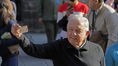 Президент Мексики Андрес Мануэль Лопес Обрадор показывает удостоверение личности после голосования на национальном референдуме по вопросу о том, должен ли он закончить свой шестилетний срок, едва достигнув середины, или продолжить его до конца, возле своего избирательного участка в Мехико, 10 апреля 2022 года. (Eduardo Verdugo/AP Photo) 