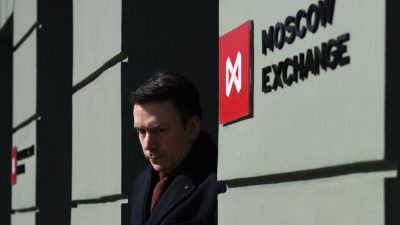 Вид на офис Московской биржи в Москве, Россия, 24 марта 2022 года. (Natalia Kolesnikova/AFP/Getty Images)