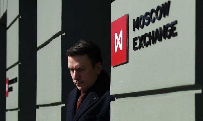 Вид на офис Московской биржи в Москве, Россия, 24 марта 2022 года. (Natalia Kolesnikova/AFP/Getty Images)
