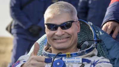 Астронавт НАСА Марк Ванде Хей возле космического корабля «Союз МС-19» после приземления вместе с российскими космонавтами Антоном Шкаплеровым и Петром Дубровым недалеко от города Джезказган, Казахстан, 30 марта 2022 года. Фото: Bill Ingall/NASA via AP

