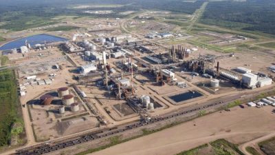 Предприятие Nexen по добыче нефтеносных песков недалеко от Форт-Мак-Мюррей, Канада, 10 июля 2012 г. Nexen был продан китайской CNOOCLtd. в декабре 2012 г. (TheCanadianPress/JeffMcIntosh)