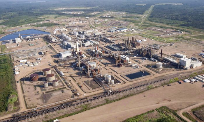 Крупнейшая нефтяная компания Китая покидает западные рынки из-за угрозы санкций Предприятие Nexen по добыче нефтеносных песков недалеко от Форт-Мак-Мюррей, Канада, 10 июля 2012 г. Nexen был продан китайской CNOOCLtd. в декабре 2012 г. (TheCanadianPress/JeffMcIntosh)