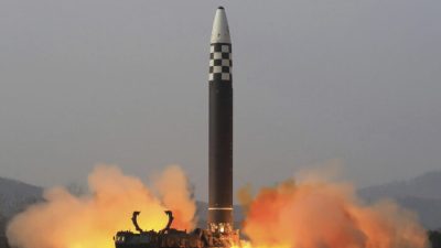 Испытательный пуск межконтинентальной баллистической ракеты (МБР) Hwasong-17 в неизвестном месте в Северной Корее, 24 марта 2022 года. (Korean Central News Agency/Korea News Service via AP)
