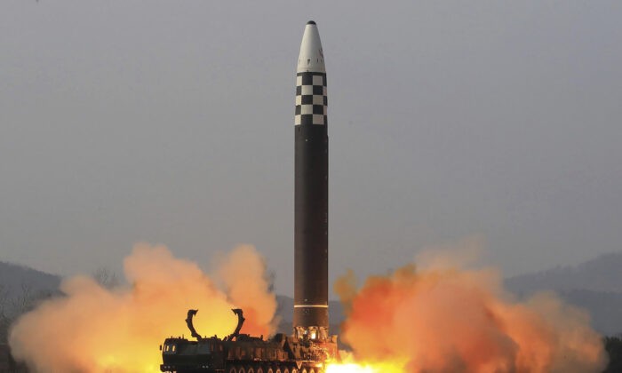 Испытательный пуск межконтинентальной баллистической ракеты (МБР) Hwasong-17 в неизвестном месте в Северной Корее, 24 марта 2022 года. (Korean Central News Agency/Korea News Service via AP)
