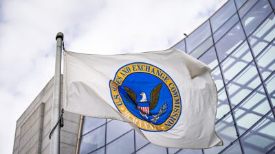 Флаг возле штаб-квартиры Комиссии по ценным бумагам и биржам США, Вашингтон, 23 февраля 2022 года. Фото: Al Drago/Bloomberg via Getty Images 