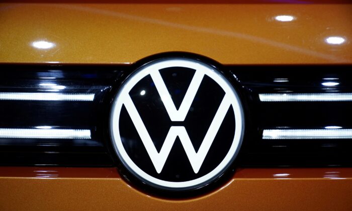 Логотип Volkswagen на мировой премьере внедорожников ID.6 и ID.6 CROZZ в преддверии Шанхайского автосалона 18 апреля 2021 года. (Aly Song/Reuters)