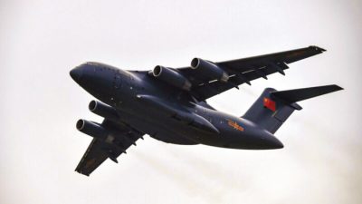 Тяжёлый транспортный самолёт Xian Y-20 летит в Чжухай, провинция Гуандун на юге Китая, 1 ноября 2016 года. Фото: STR/AFP via Getty Images