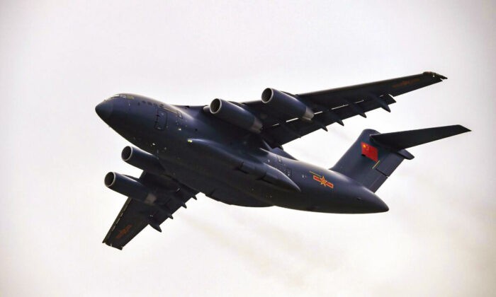 Тяжёлый транспортный самолёт Xian Y-20 летит в Чжухай, провинция Гуандун на юге Китая, 1 ноября 2016 года. Фото: STR/AFP via Getty Images