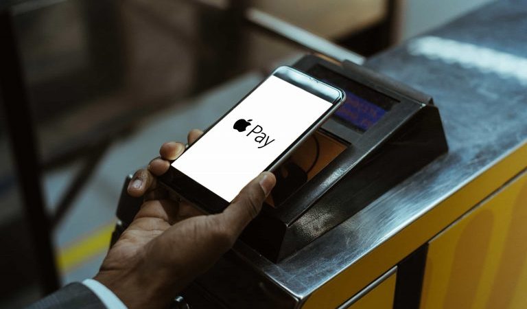 Исследователи обнаружили уязвимость в настройках Apple Pay-Visa, которая может позволить хакерам обойти экран блокировки Apple Pay на iPhone. Фото: Lightfieldstudiosprod via Dreamstime 