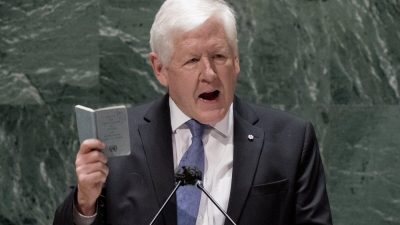 Боб Рэй, посол Канады в ООН, выступает в зале Генеральной Ассамблеи, 23 февраля 2022 года, в штаб-квартире ООН. Фото: TheCanadianPress/AP/JohnMinchillo 