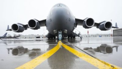 Сотрудники Королевских канадских ВВС загружают не смертельные и смертельные средства на базе CFB Трентон, Онтарио, 7 марта 2022 года. (The Canadian Press/Sean Kilpatrick)