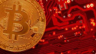 Изображение криптовалюты биткоин размещено на материнской плате компьютера на этой иллюстрации, сделанной 29 июня 2021 года. (Dado Ruvic/Reuters)